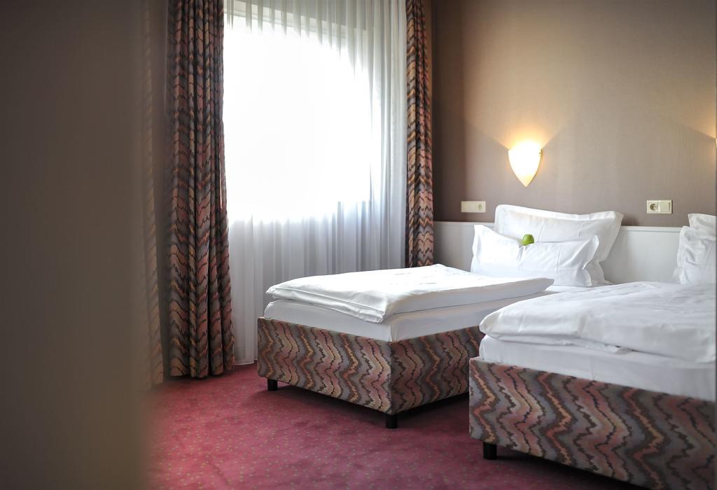 Airport Hotel By The New Yorker Кельн Екстер'єр фото