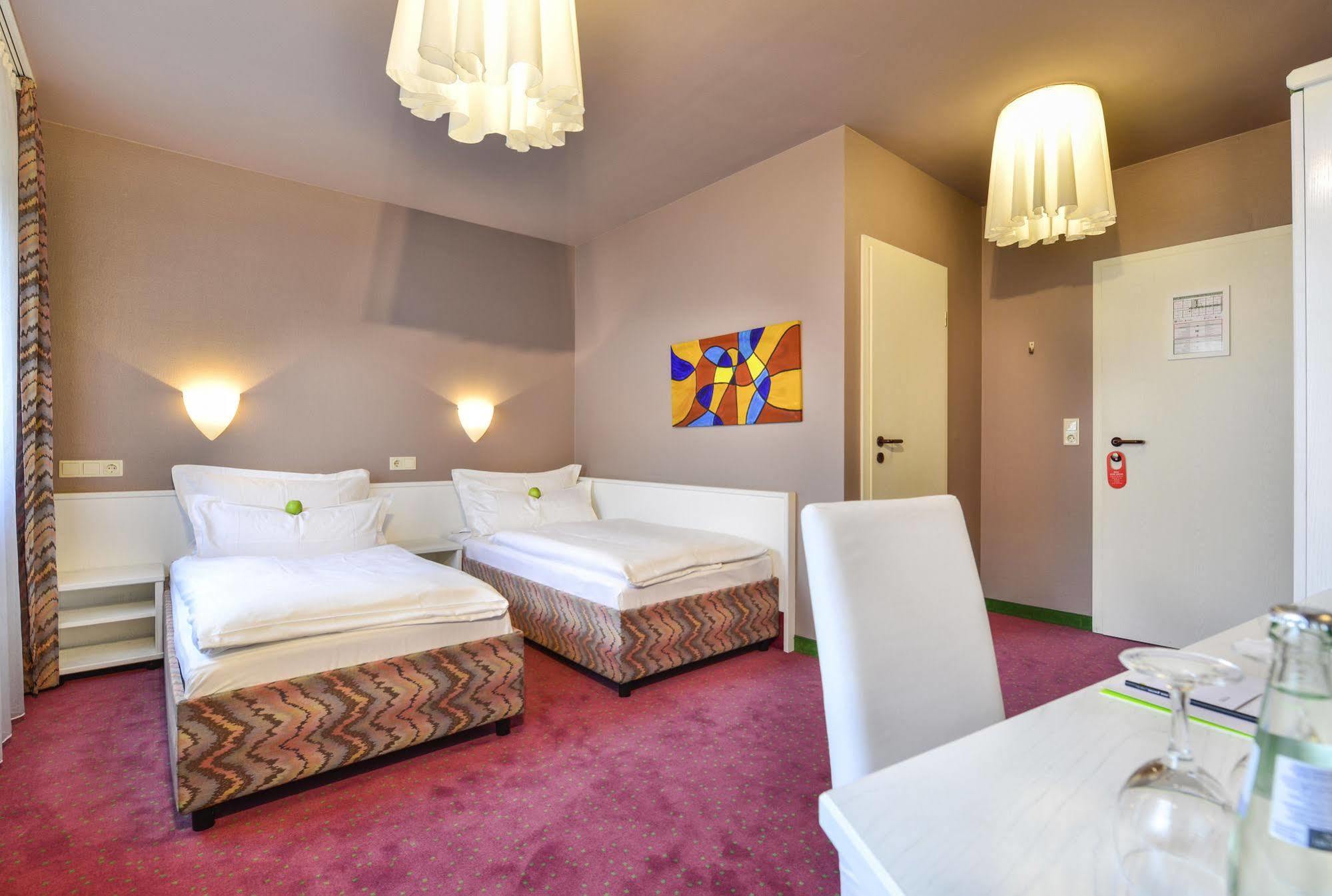 Airport Hotel By The New Yorker Кельн Екстер'єр фото