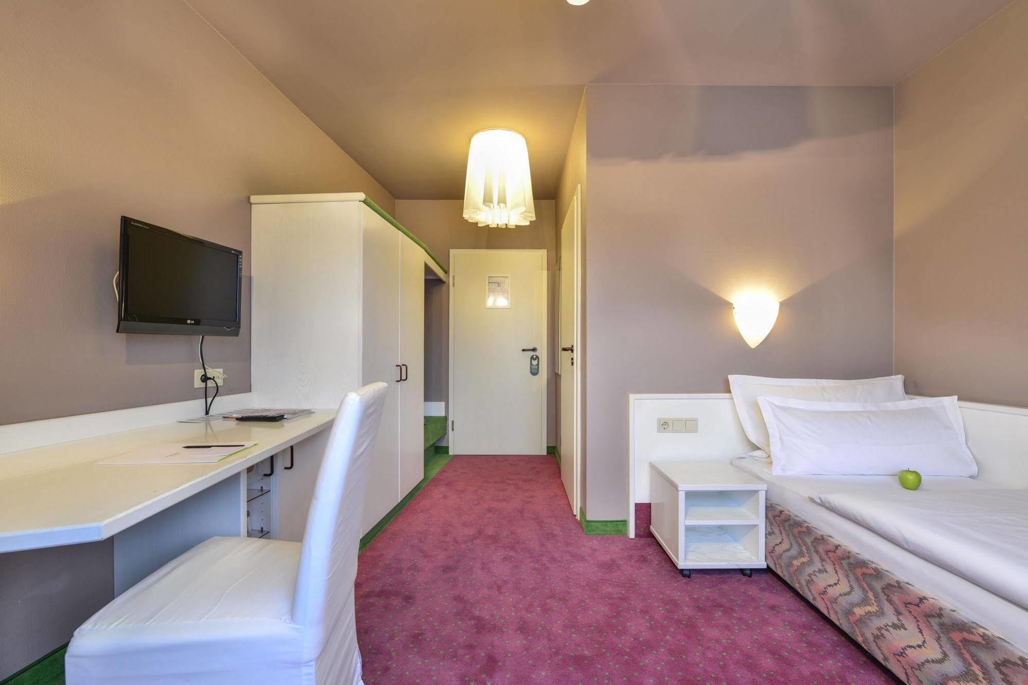 Airport Hotel By The New Yorker Кельн Екстер'єр фото