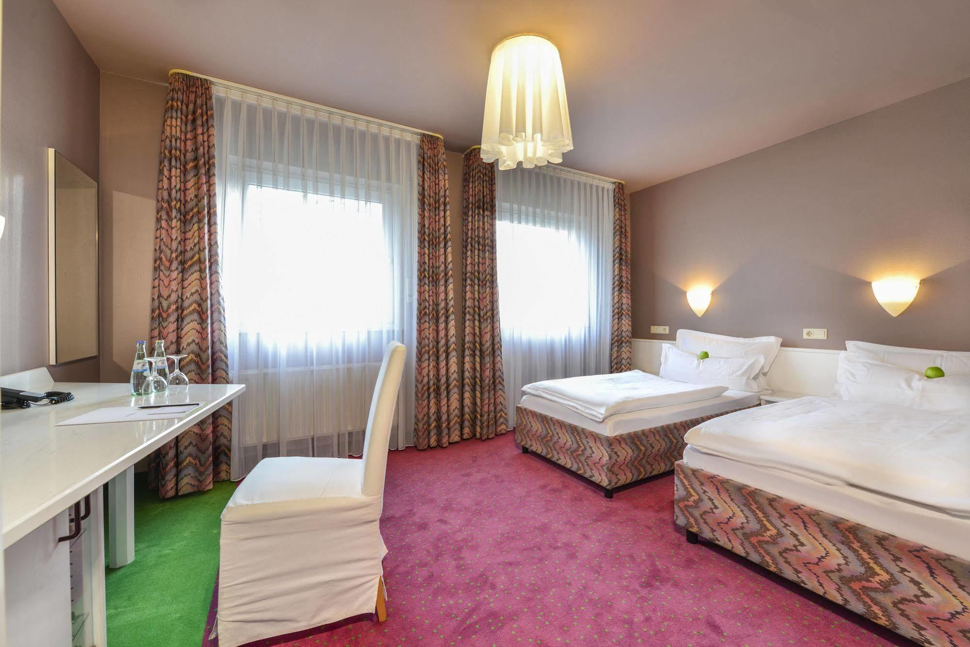 Airport Hotel By The New Yorker Кельн Екстер'єр фото