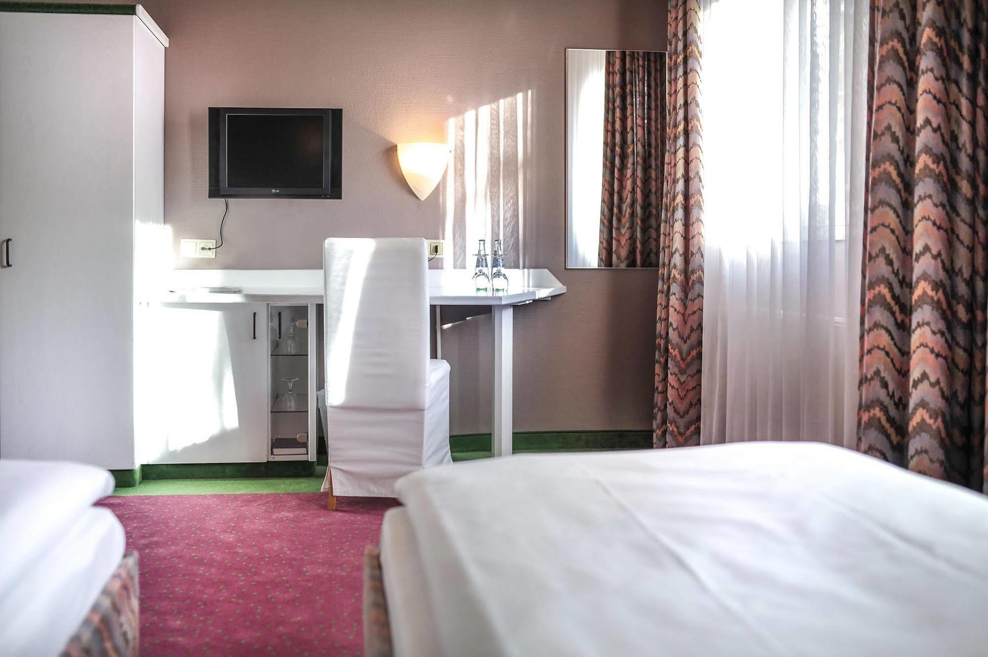 Airport Hotel By The New Yorker Кельн Екстер'єр фото