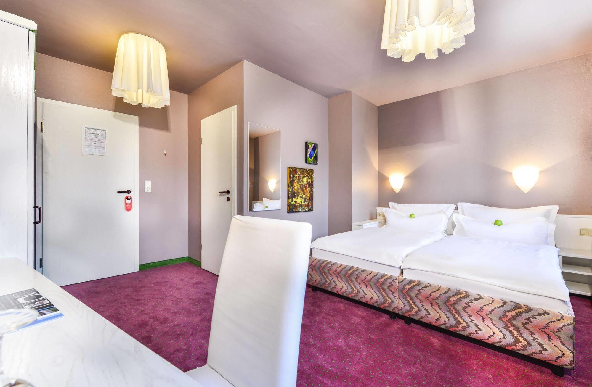 Airport Hotel By The New Yorker Кельн Екстер'єр фото