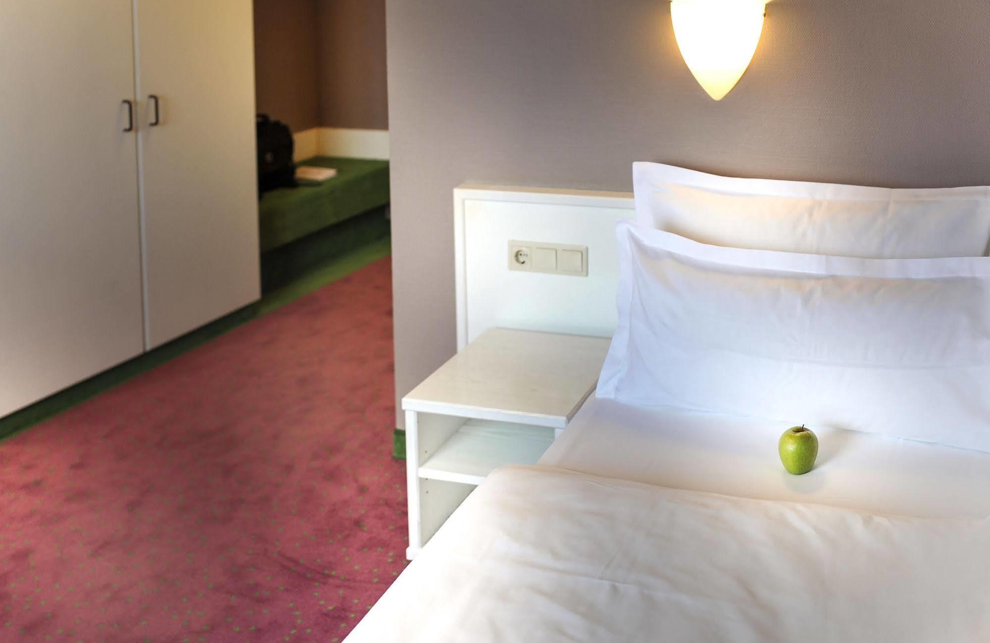 Airport Hotel By The New Yorker Кельн Екстер'єр фото