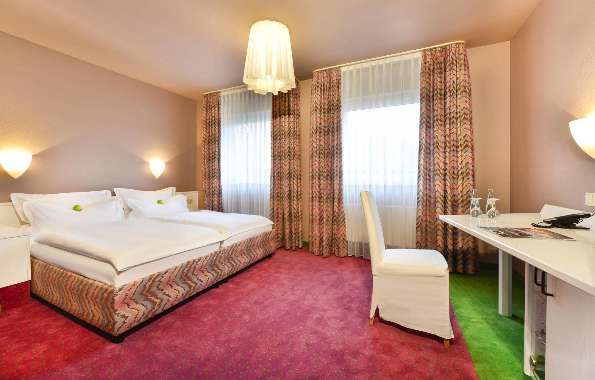 Airport Hotel By The New Yorker Кельн Екстер'єр фото