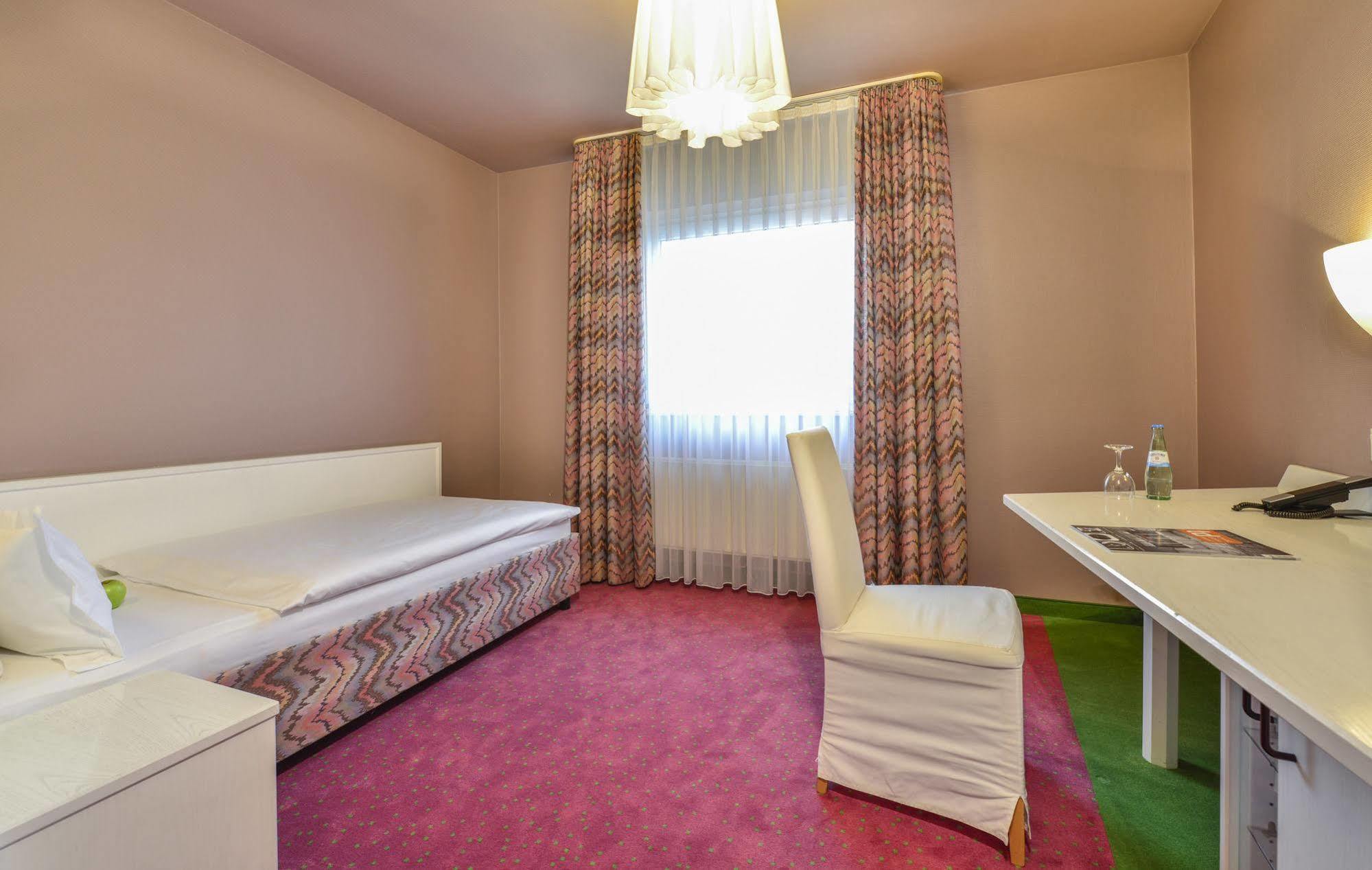 Airport Hotel By The New Yorker Кельн Екстер'єр фото